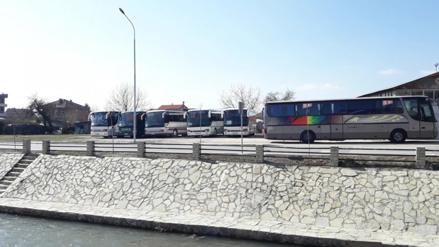 Pronarët e autobusëve në Podujevë protestojnë pasi u rrit çmimi për qëndrim në stacion