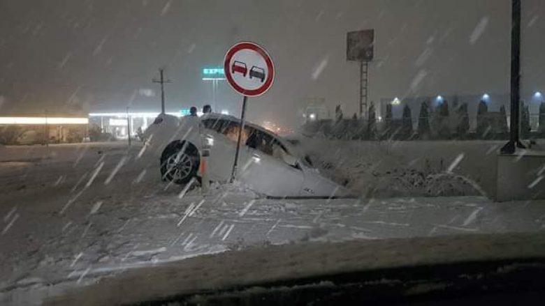 Bllokim rrugësh, aksidente, e kaos në rrugët e Kosovës si pasojë e borës, policia bën apel për kujdes