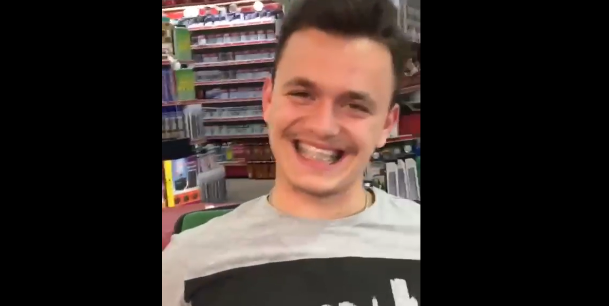 Avokati Berisha publikon edhe një video ku shihet se mimikat e Gogajt janë shprehi e mbajtjes së protezave