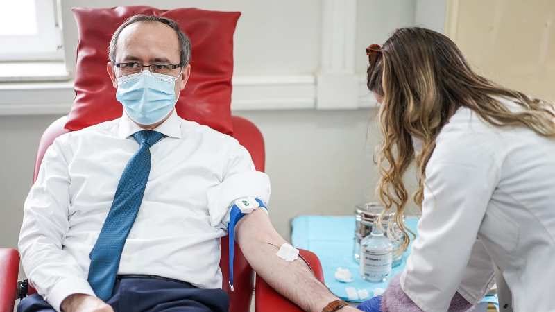 COVID’in e kaloi në gusht, Hoti thotë se sot dha gjak pasi ka edhe disa antitrupa