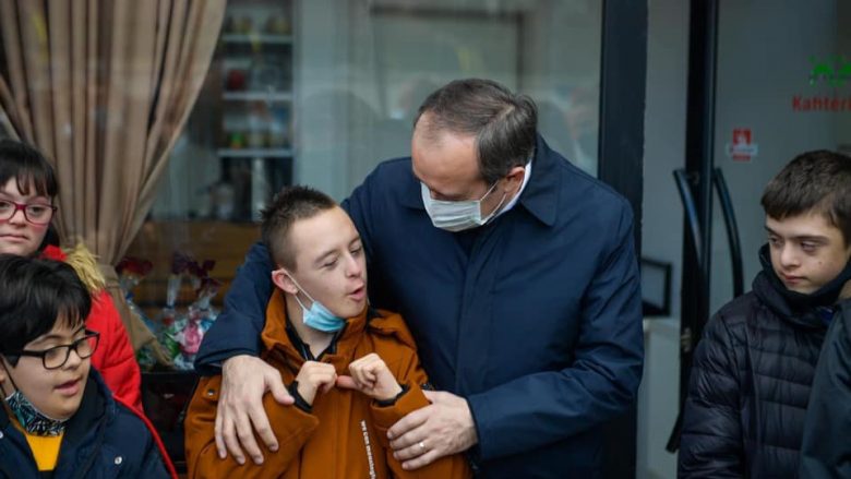Hoti zotohet se Qeveria do të trajtojë barabartë fëmijët me Sindrom Down