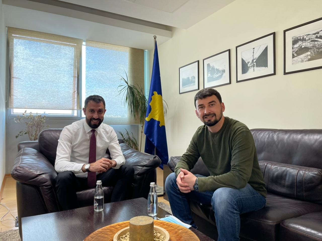 Ministri Krasniqi kthen në zyrë flamurin e Kosovës të cilin e kishte hequr Rakiqi