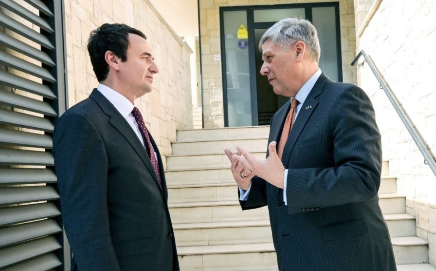 Kosnett takon Kurtin: SHBA mbetet e përkushtuar ta mbështesë qeverinë e re