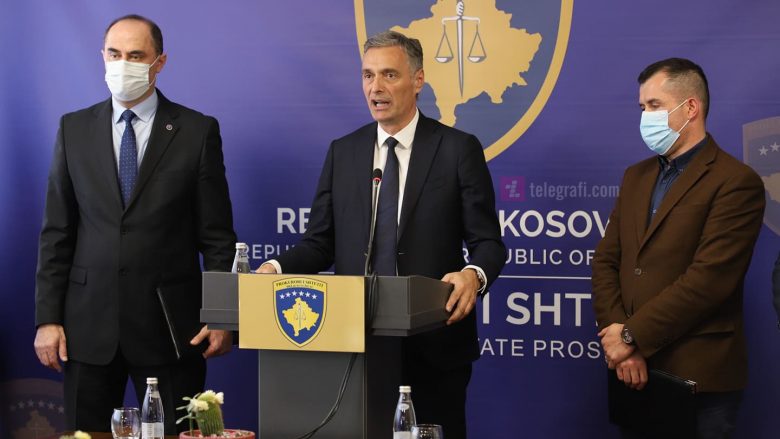 Gjatë arrestimit tetë zyrtarëve policorë, sekuestrohen dokumente, telefona mobil dhe një veturë