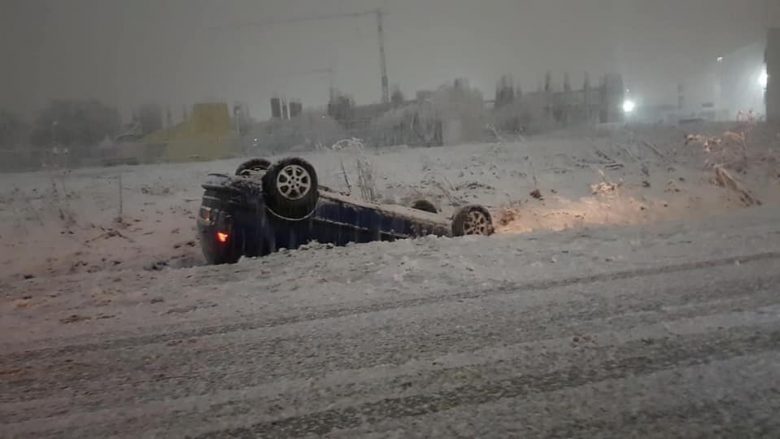 MI: Rrugët janë duke u pastruar nga bora dhe po hidhet kripa me qëllim të parandalimit të ngricave