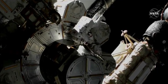 Astronautët e NASA-s ecin në hapësirë