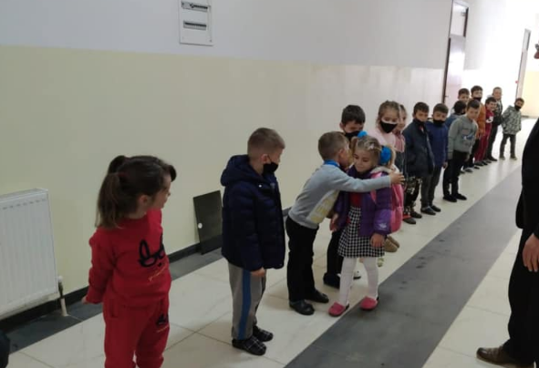 Momente prekëse, nxënësja 7-vjeçare ndahet nga shokët e shkollës pasi familja merr rrugën e kurbetit