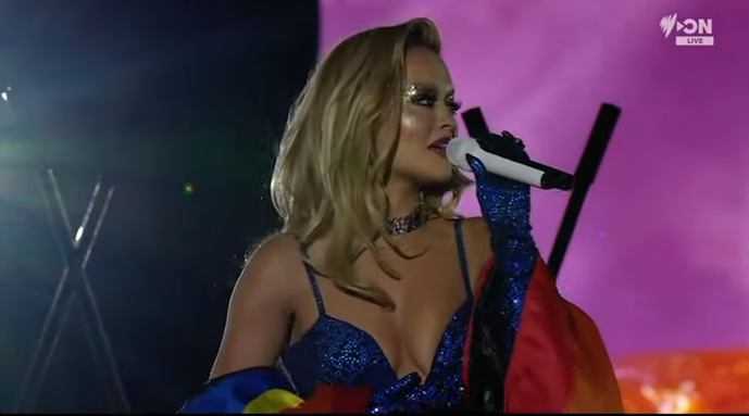 Rita Ora ngrit në këmbë australianët gjatë interpretimit në “Mardi Gras”