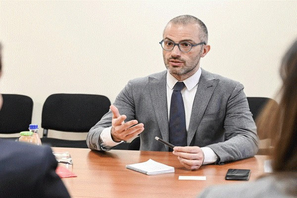 Orlando pas arritjes së vaksinave në Kosovë: Duhet bërë shumë më shumë