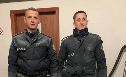 Policët që ndihmuan banorët në objektin banesor në Fushë Kosovë ku shpërtheu zjarri