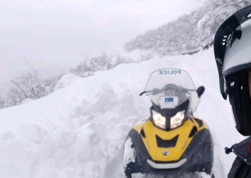 Policia Kufitare e Kosovës shpëton në Bjeshkët e Zhurit disa persona të ngujuar nga bora