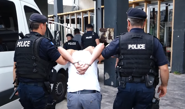 Aksion në shkallë të gjerë i policisë në Prizren e Mitrovicë, arrestohen 20 persona
