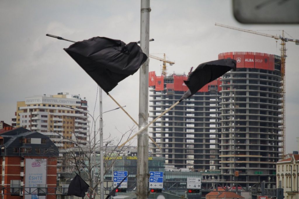 PSD me flamuj të zinj kundër dhunës e vrasjes së grave