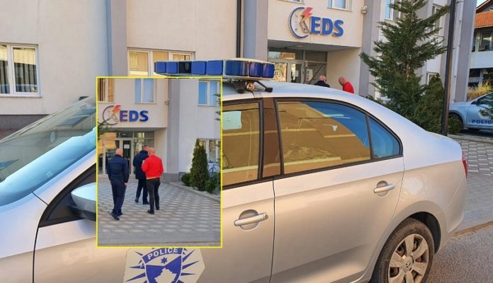 Si në filma: Me armë të shkurta e maska, dy persona grabitin zyret e KDES në Prizren