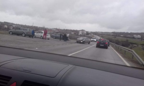 Aksident në Gllarevë të Klinës, tre persona të lënduar