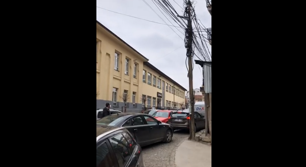 Theret me thikë një person në afërsi të shkollës ‘Elena Gjika’ në Prishtinë