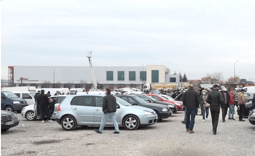 Mbushet tregu i automjeteve, policia nuk po i lejon qytetarët tjerë të futen brenda