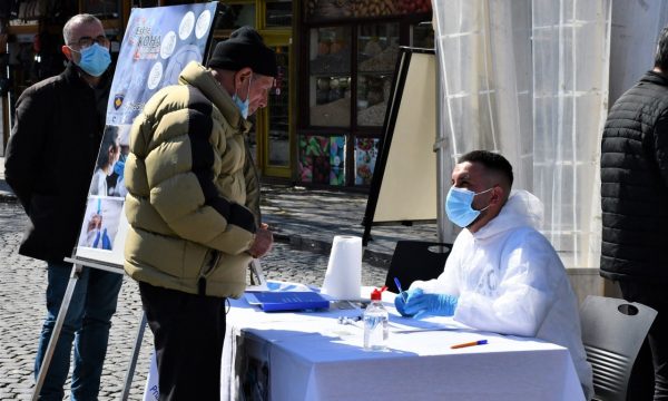 Në Sheshin Shatërvan në Prizren brenda ditës u kryen 370 teste rapide për Covid-19