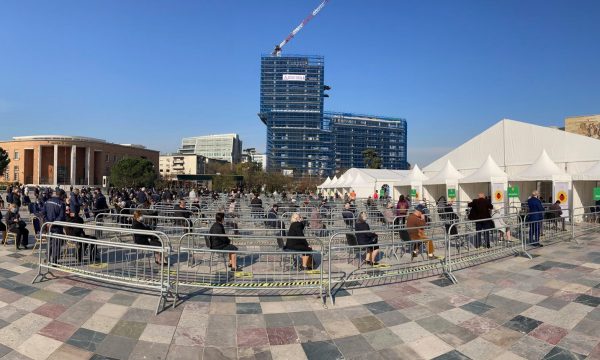 Derisa Kosova po ‘arnohet” me vetëm 24 mijë vaksina, në Shqipëri vaksinimi shkon në 20 mijë brenda ditës