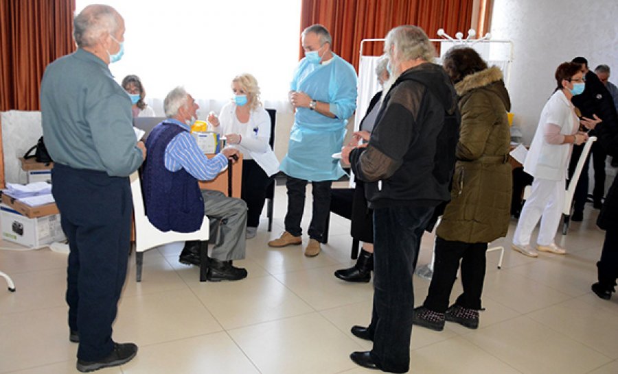 Serbët e Kosovës po vaksinohen në Bujanoc dhe Rashkë të Serbisë