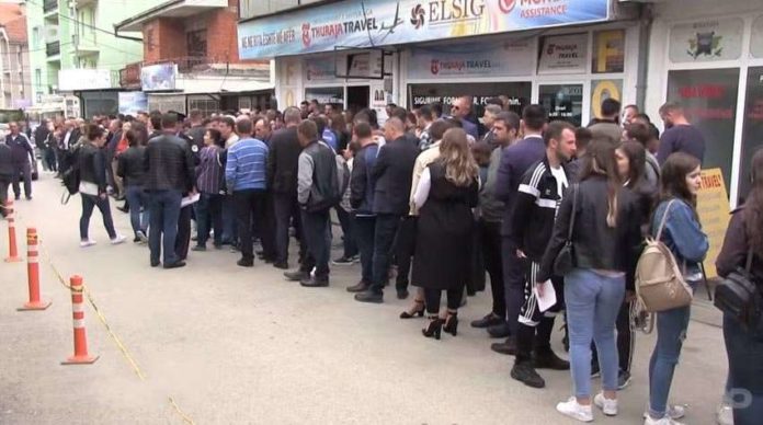 Për 10 muaj, 38 mijë kosovarë aplikuan për vizë në ambasadën e Zvicrës