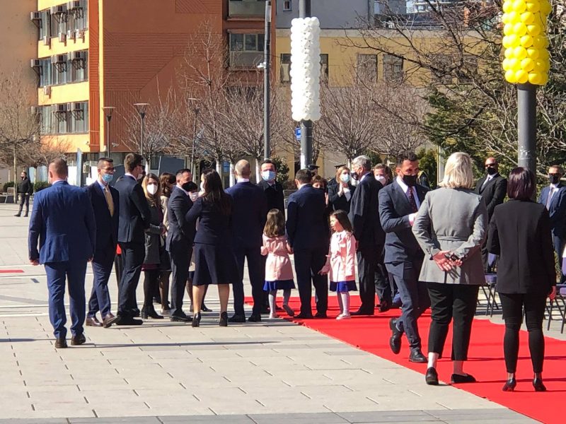 Albin Kurti shkon bashkë me ministra në ceremoninë zyrtare për presidentin