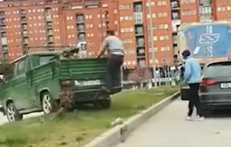 Gjobitet me 100 euro dhe një pikë negative vozitësi i cili bëri kundërvajtje dhe rrezikoi pjesëmarrësit e tjerë në trafik