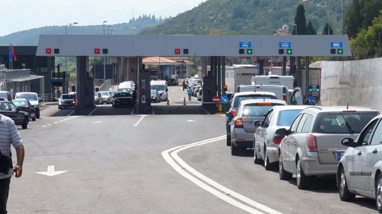 Hiqet taksa kufitare prej 15 eurosh mes Kosovës dhe Malit të Zi