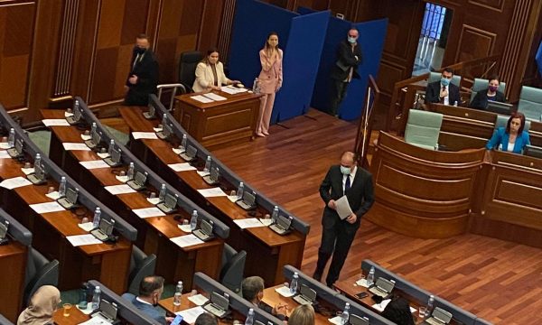 Pavarësisht deklarimeve, Enver Hoxhaj i pranishëm në sallën e Kuvendit të Kosovës