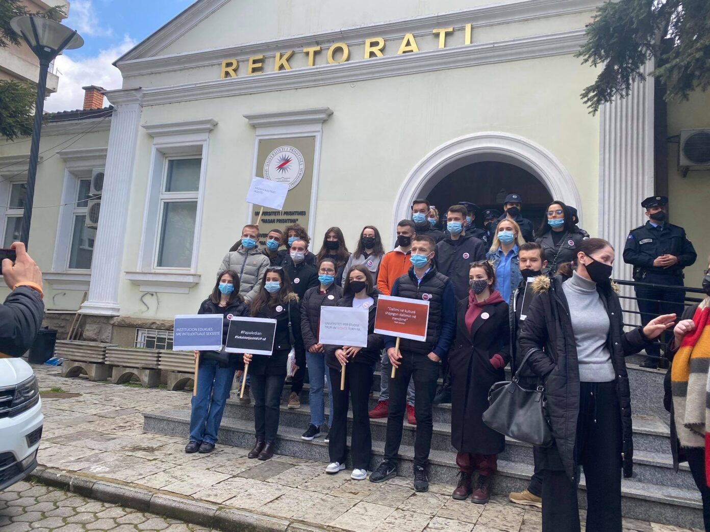 “UP seksiste”, protestë para rektoratit për shkarkimin e Ardian Kastratit