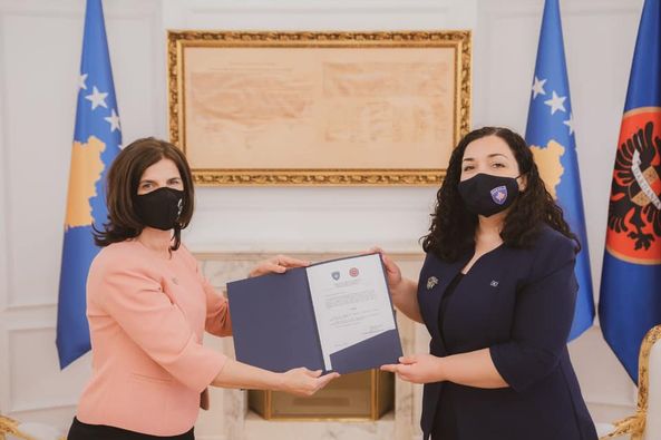 Presidentja Osmani i ia dorëzon kopjen e dekoratës “Urdhri Hero i Kosovës” bashkshortës së Agim Ramadanit