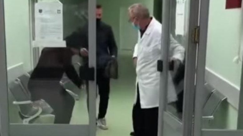 Flet drejtori i Shëndetësisë në Podujevë pas videos ku mjeku nuk i ofron ndihmë qytetarit: Ka pasur raste të tilla edhe më herët