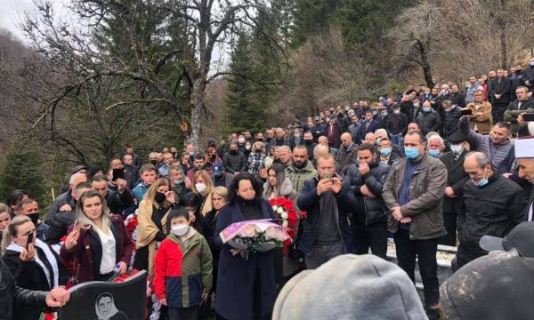 “Shpirti i tij nga sot është në qiell në mes të engjujve”, i jepet lamtumira e fundit 9-vjeçarit nga Peja, Gent Nikqi