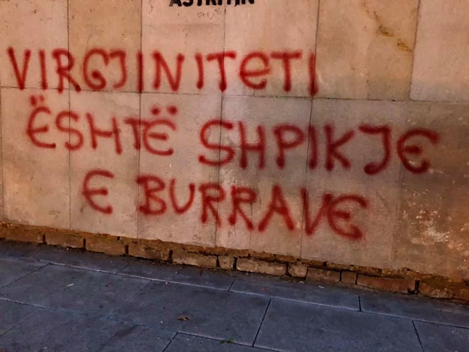“Virgjiniteti është shpikje e burrave”, aktivistët mbushin muret e Mitrovicës me grafite