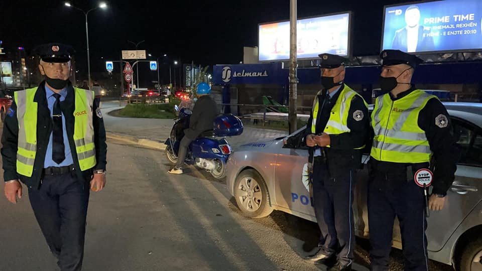 Situata me COVID-19, zyrtarët policorë vazhdojnë patrullimet anembanë vendit