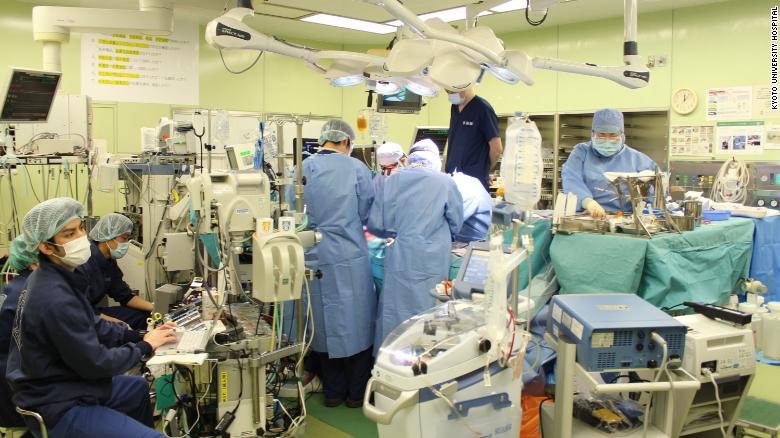 Mjekët japonezë kryejnë transplantin e parë të mushkërive nga donatorët e gjallë tek një pacient me Covid-19