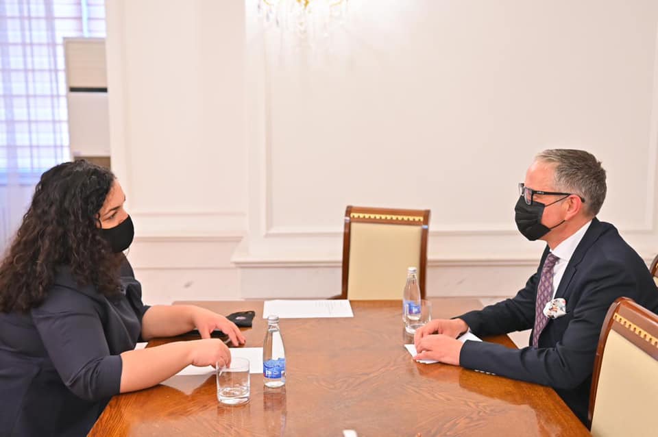 Osmani takohet me Vitinë: Do të sigurohen vaksinat për qytetarët