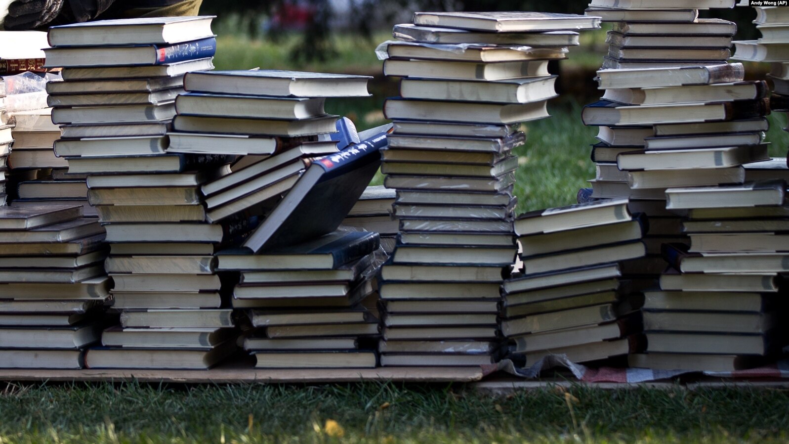 Tekstet shkollore që fyejnë shqiptarët janë ende në përdorim