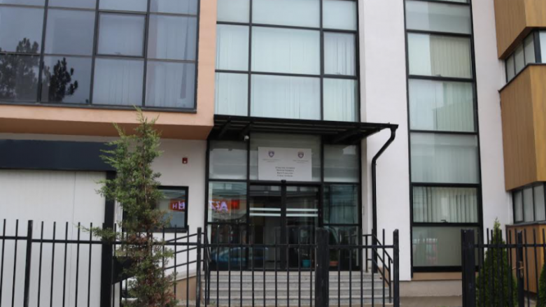 Kërkohet paraburgim ndaj tetë zyrtarëve në Ferizaj, të dyshuar për keqpërdorim të pozitës dhe marrje ryshfeti