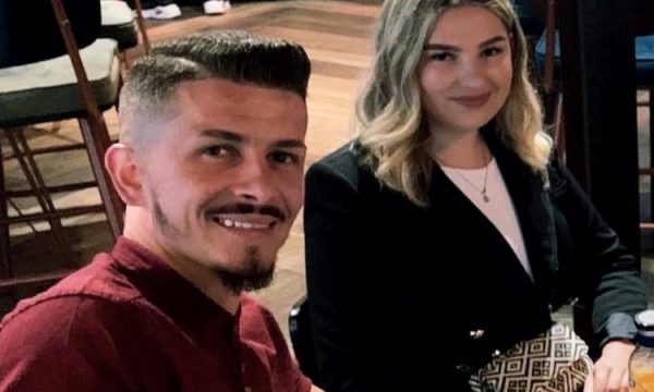 Mërgimtari që i propozoi të dashurës në aeroport rrëfen për dashurinë: U fejova me vajzë hasreti