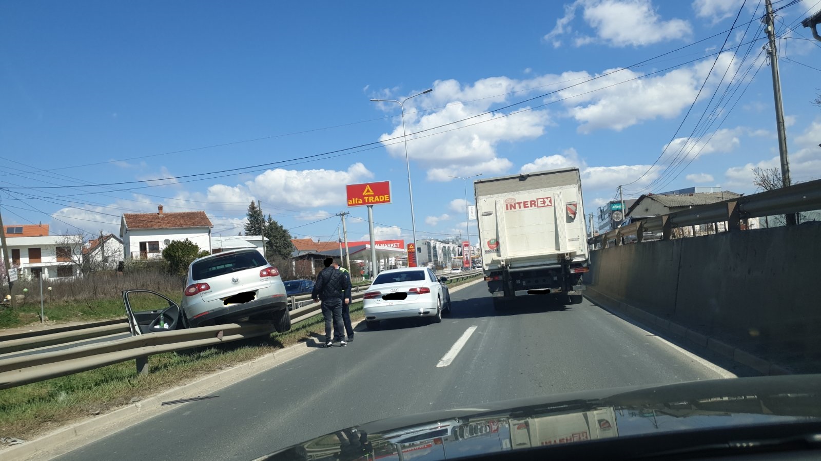 Aksidentohen 12 vetura në Komoran, lëndohen shtatë persona