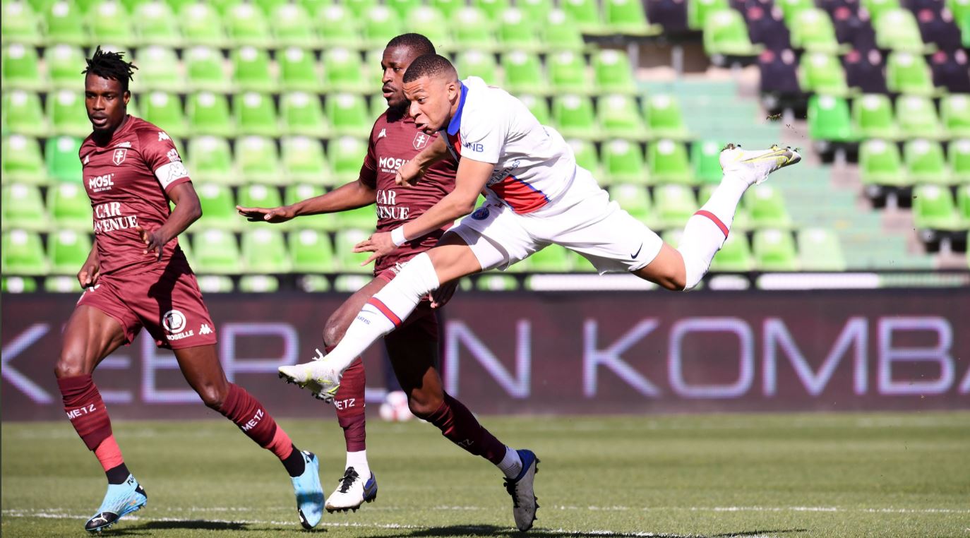 Shkëlqen Mbappe, PSG triumfon ndaj Metz dhe ngjitet në vendin e parë