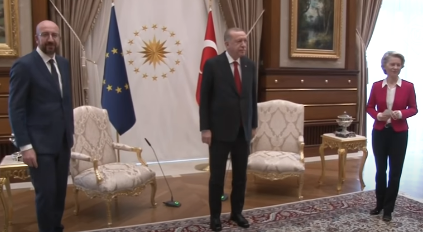 Ursula von der Leyen u ndje e ofenduar, fajëson seksizmin për karrigen në takimin me Erdoganin