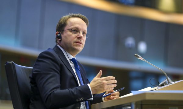 Varhelyi letër Kurtit: Duhet rinisje e shpejtë e Dialogut