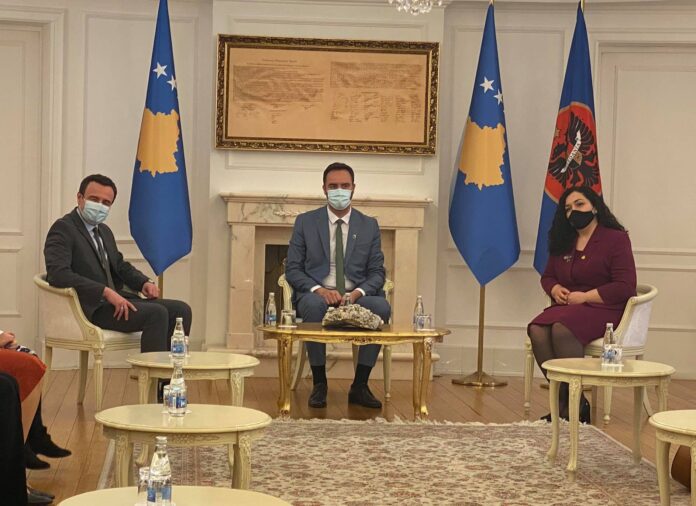 Pak para seancës, bëhen bashkë Konjufca, Kurti e Osmani