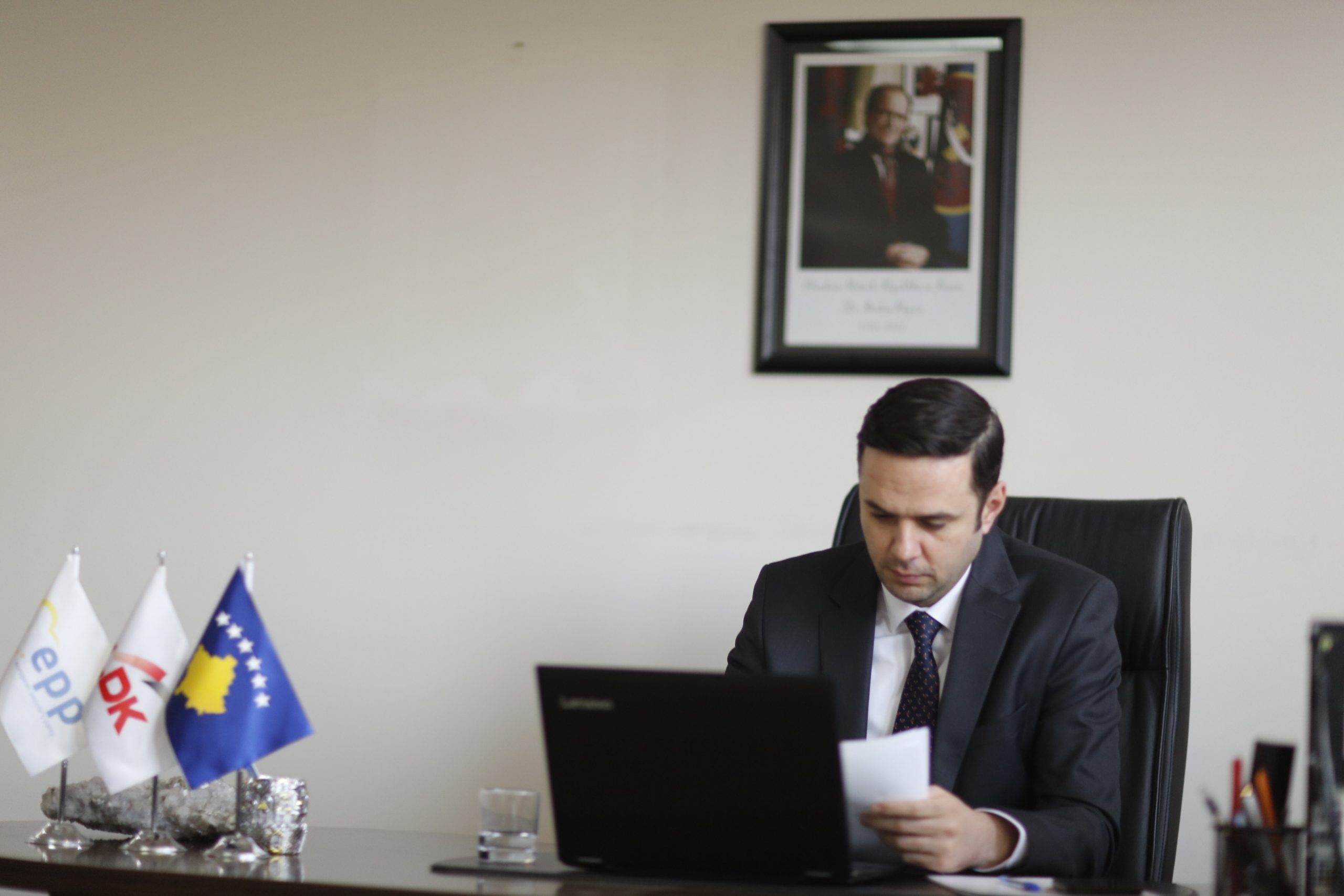 Përfaqësuesit e BE-së i thonë Abdixhikut se po përpiqen të sigurojnë vaksina për Kosovën