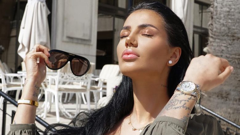 Morena nuk njeh limit, fotografon trupin nga afër në bikini
