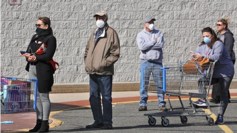 Amerikanët e vaksinuar plotësisht nuk do të kenë nevojë për maska në ambientet e jashtme, sipas udhëzimit të CDC