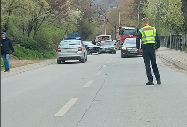 Aksident trafiku në Prishtinë, përplasen dy vetura