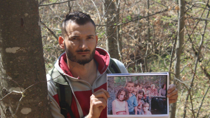Njihuni me Esat Shalën, i riu nga Drenasi i cili ka mbi 2 mijë video nga lufta në Kosovë